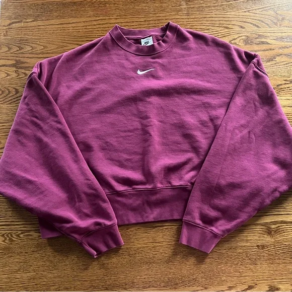 Women’s Nike Phoenix Fleece Oversized Crop Crewneck Sweatshirt - Picture 2 of 5
